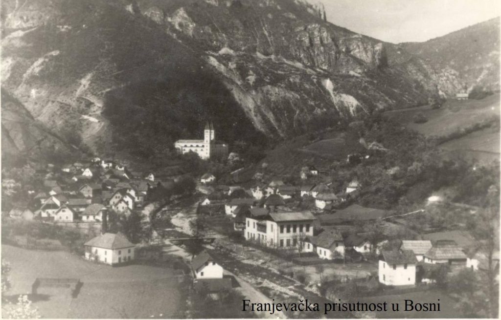 Stara crno-bijela panoramska fotografija Kraljeve Sutjeske i samostana pod brdom