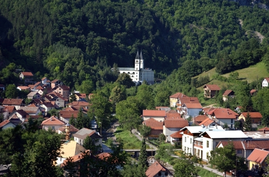 Pogled na kuće Kraljeve Sutjeske i samostan pod šumovitim obronkom