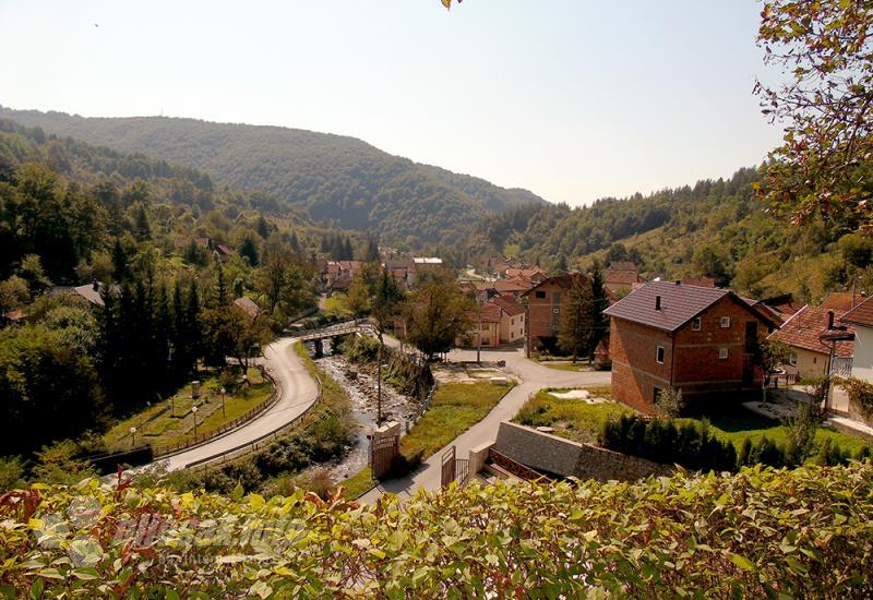 Pogled na kuće i dolinu rijeke u Kraljevoj Sutjesci