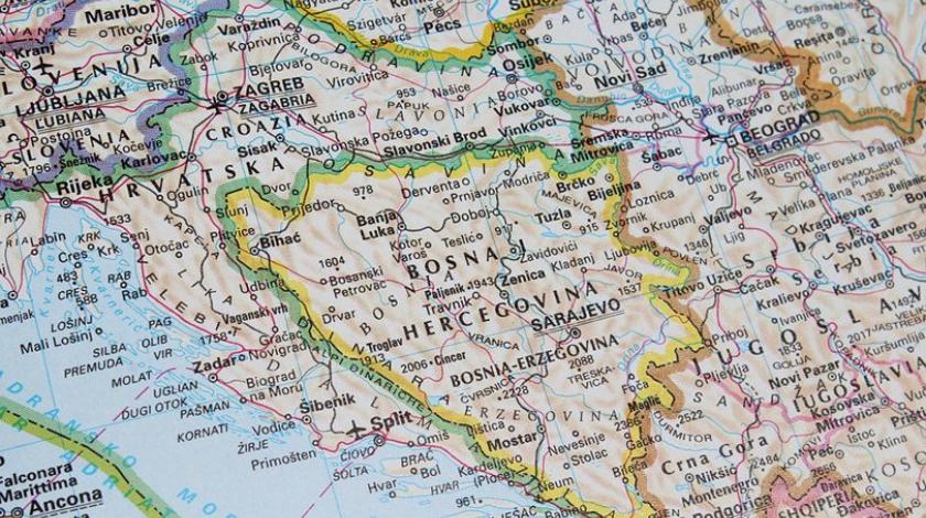 Detalj zemljopisne karte Bosne i Hercegovine i okolnih zemalja