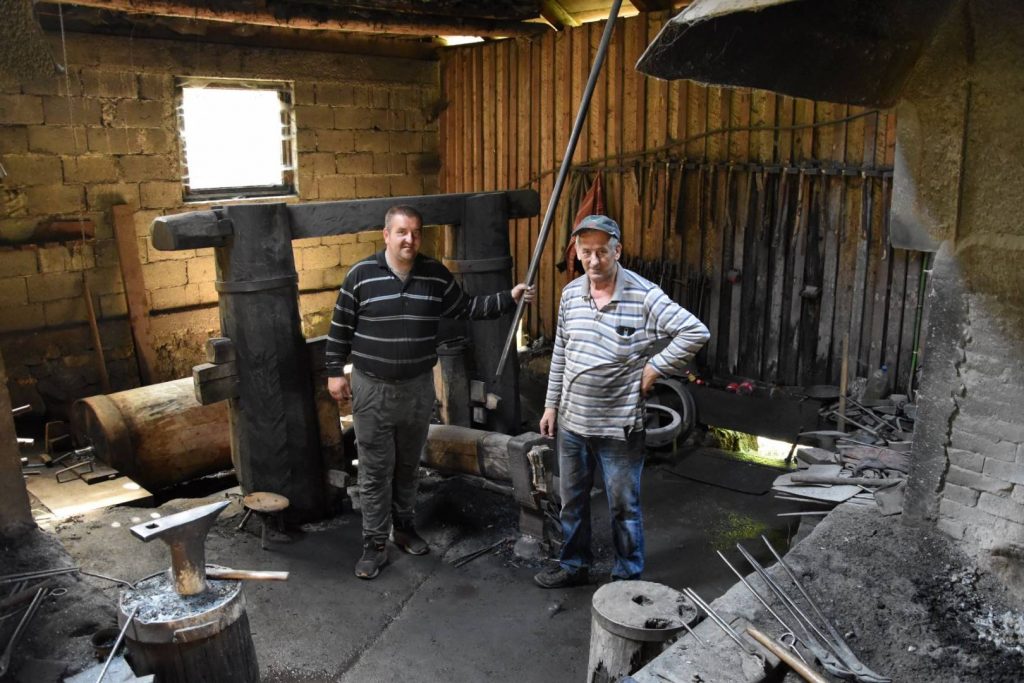 Dvojica kovača u radionici s tradicionalnim alatima