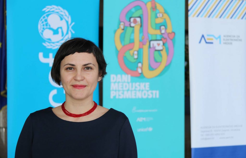 Portret sudionice uz plakate Dana medijske pismenosti