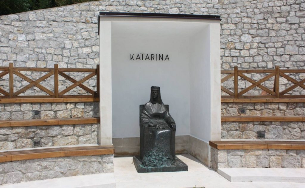 Spomenik kraljici Katarini u kamenoj niši