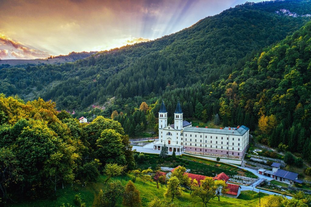 Franjevački samostan Kraljeva Sutjeska okružen šumom i naseljem