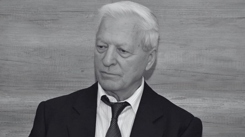 Crno-bijeli portret pjesnika Veselka Koromana u odijelu