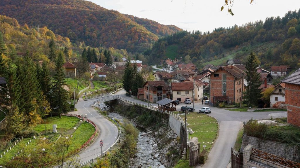 Pogled na Kraljevu Sutjesku sa šetala, s kućama, cestom i okolnim brdima