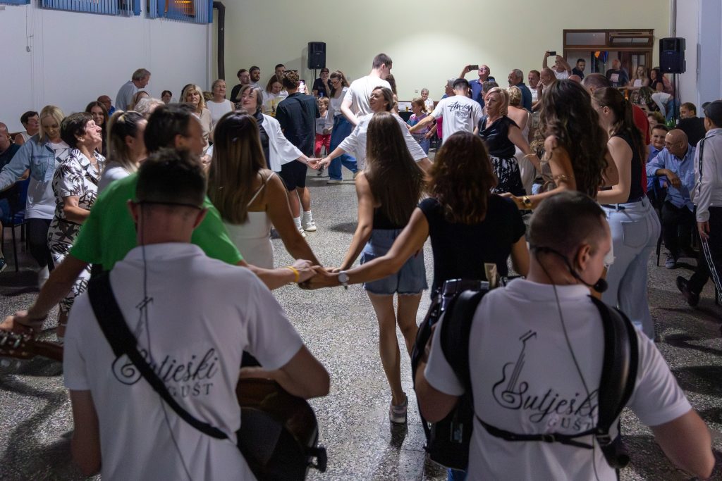 Sudionici Susreta Sutješčana plešu kolo uz glazbenike u Domu kulture