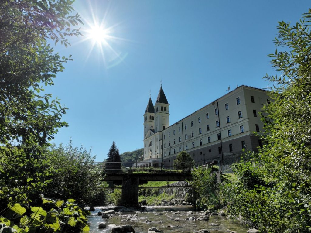 Sutješki samostan i crkva svetog Ivana Krstitelja uz most preko Trstionice, okruženi zelenilom