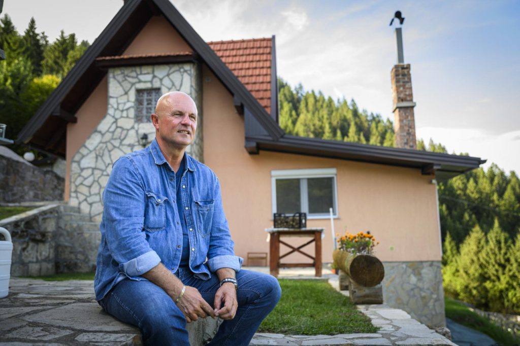 Viktor, povratnik u Kopijare, sjedi ispred obnovljene kuće