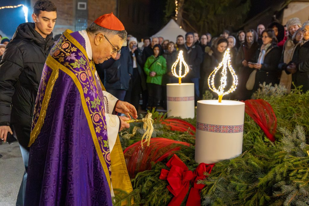 Kardinal Vinko Puljić blagoslivlja adventski vijenac pred okupljenim mještanima Kraljeve Sutjeske
