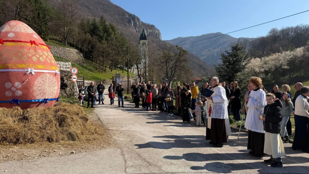 Blagoslov velikog ukrašenog uskrsnog jajeta u Kraljevoj Sutjesci uz svećenika, ministrante i okupljene mještane