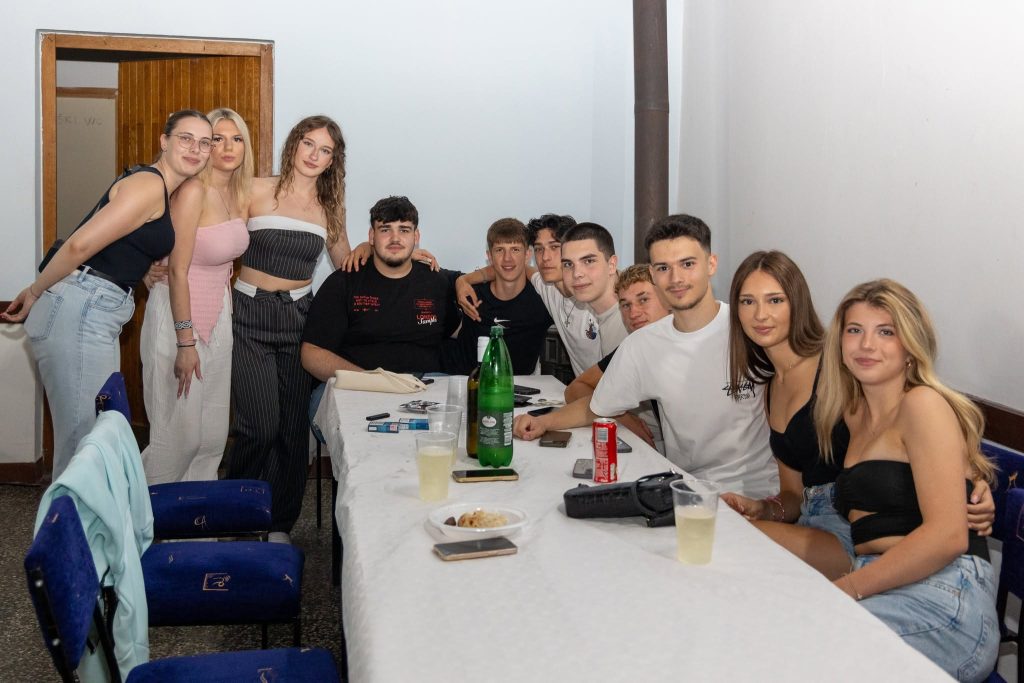 Mladi okupljeni oko stola na druženju u Kraljevoj Sutjesci