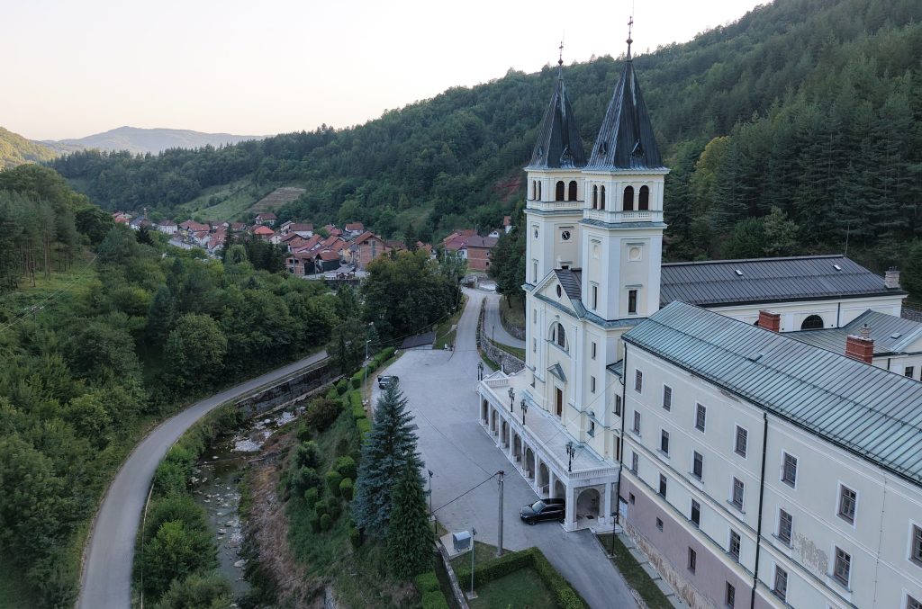 Pogled iz zraka na samostan, crkvu i naselje Kraljeva Sutjeska uz Trstionicu