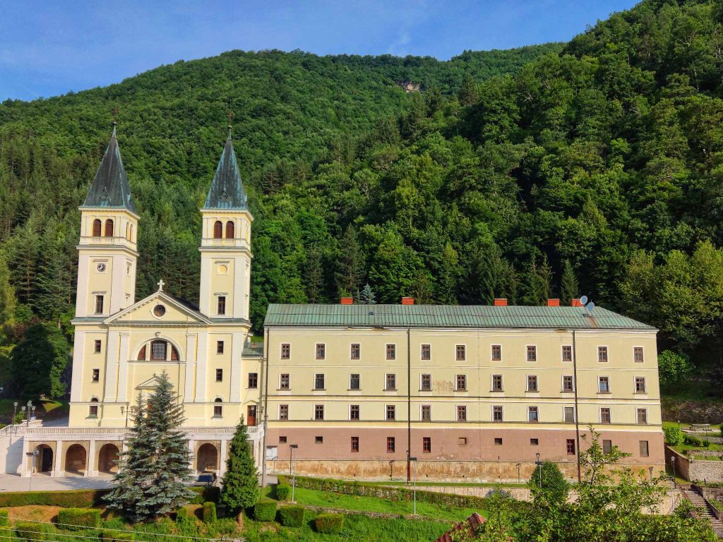 Franjevački samostan i crkva u Kraljevoj Sutjesci uz šumovito brdo
