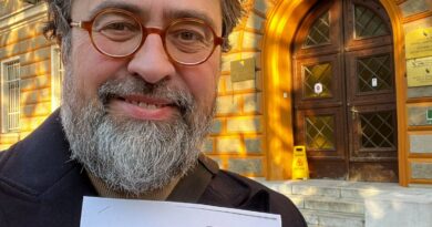 Damir Nikšić pred zgradom Ustavnog suda Bosne i Hercegovine drži zahtjev za ocjenu ustavnosti