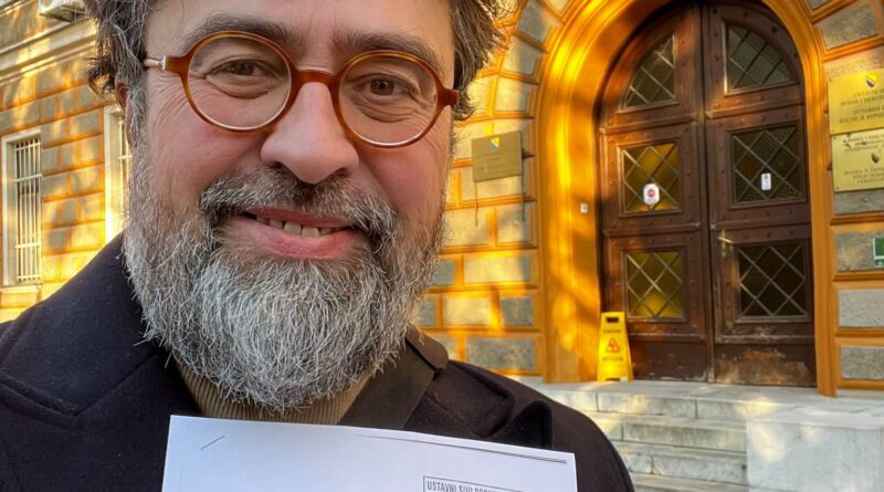 Damir Nikšić pred zgradom Ustavnog suda Bosne i Hercegovine drži zahtjev za ocjenu ustavnosti
