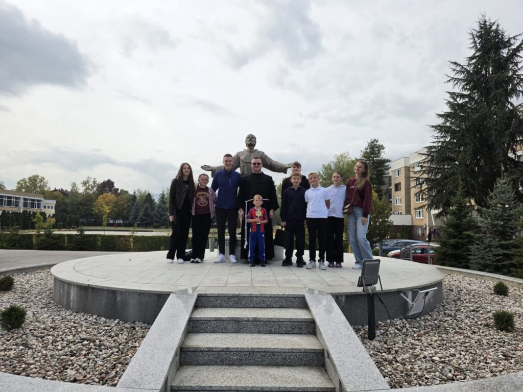 Mladi iz Kraljeve Sutjeske s fra Danijelom Lukićem i osvojenim peharom na susretu u Sarajevu