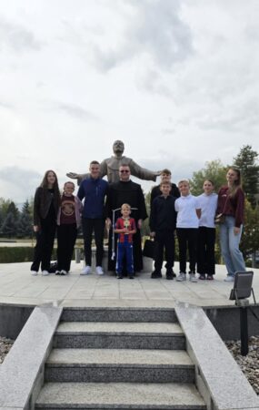 Mladi iz Kraljeve Sutjeske s fra Danijelom Lukićem i osvojenim peharom na susretu u Sarajevu