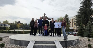 Mladi iz Kraljeve Sutjeske s fra Danijelom Lukićem i osvojenim peharom na susretu u Sarajevu