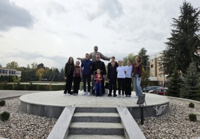 Mladi iz Kraljeve Sutjeske s fra Danijelom Lukićem i osvojenim peharom na susretu u Sarajevu