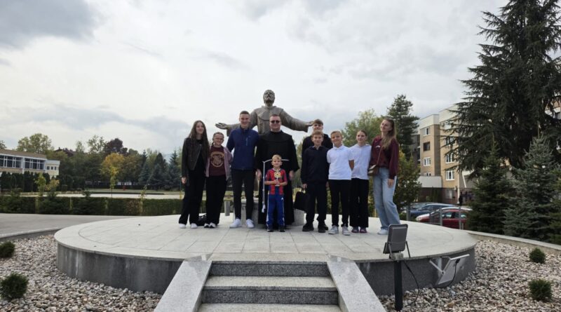 Mladi iz Kraljeve Sutjeske s fra Danijelom Lukićem i osvojenim peharom na susretu u Sarajevu