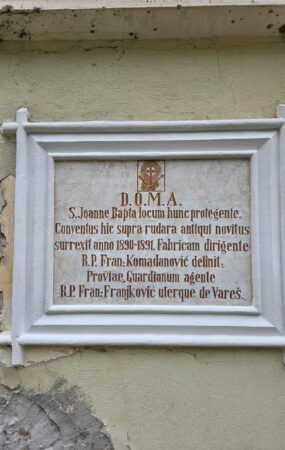 Obnovljeni latinski natpis s brončanim slovima na ulazu u samostan u Kraljevoj Sutjesci