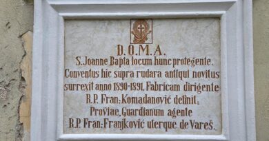Obnovljeni latinski natpis s brončanim slovima na ulazu u samostan u Kraljevoj Sutjesci