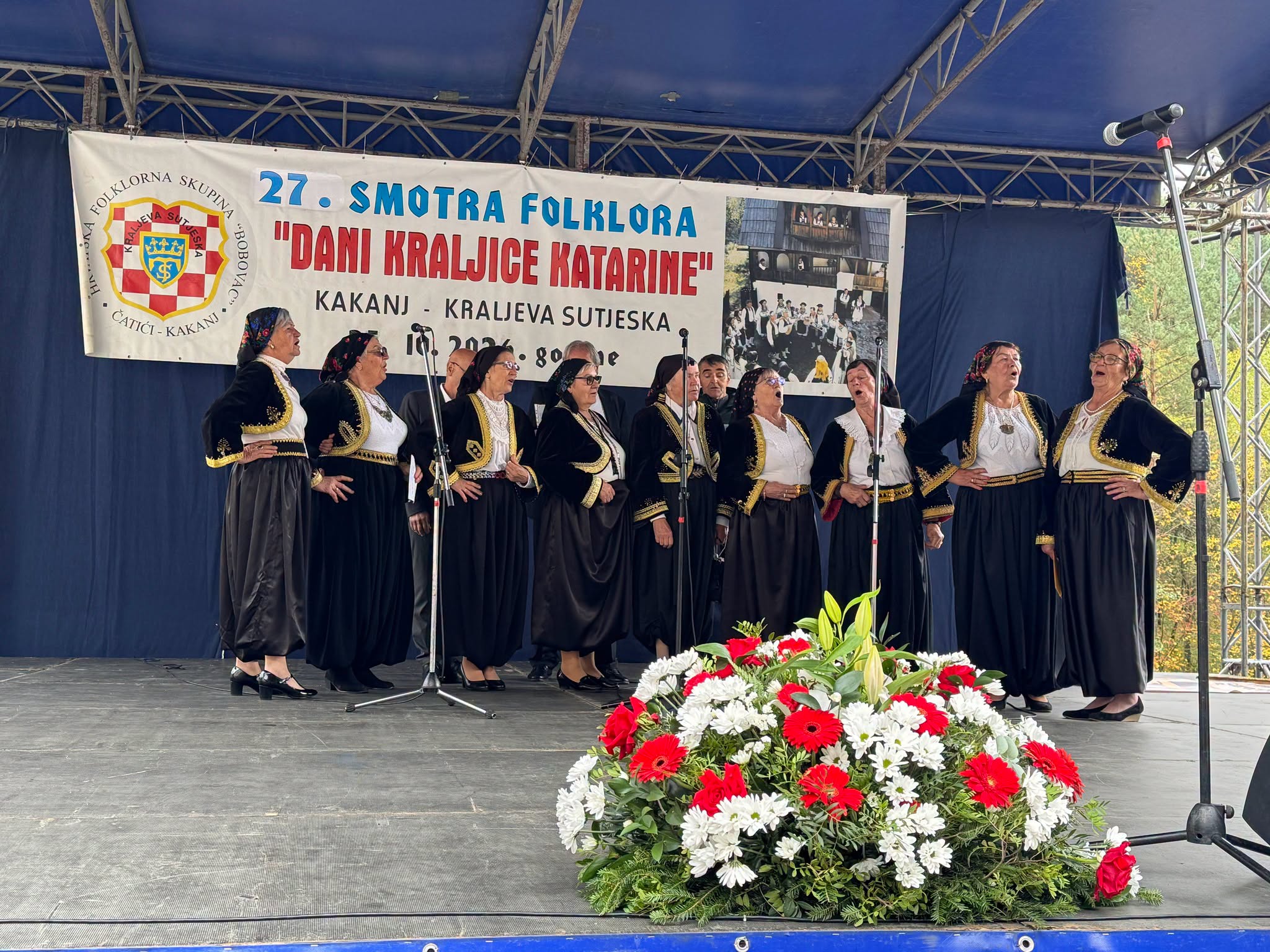 Pjevačice u tradicijskim nošnjama na 27. smotri folklora u Kraljevoj Sutjesci