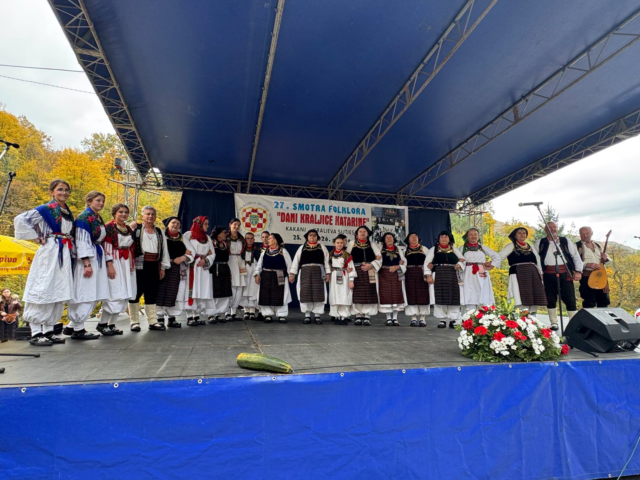 Sudionici u narodnim nošnjama na pozornici smotre Dani kraljice Katarine