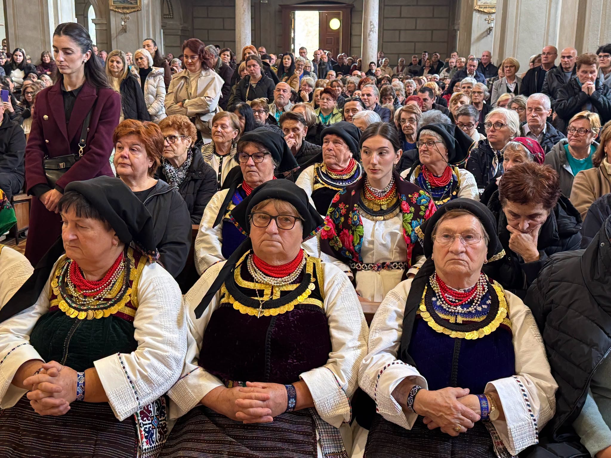 Sudionice u tradicijskim nošnjama među okupljenim vjernicima u Kraljevoj Sutjesci