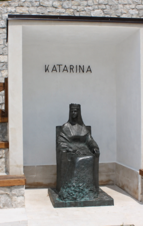 Kip kraljice Katarine sa službenim logotipom Dana kraljice Katarine