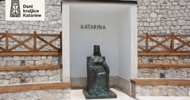 Kip kraljice Katarine sa službenim logotipom Dana kraljice Katarine