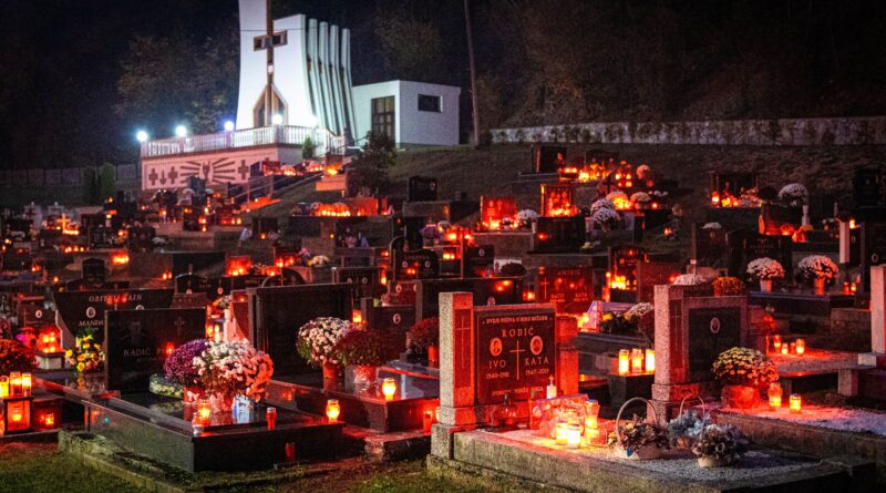 Upaljeni lampioni na groblju u Kraljevoj Sutjesci noću