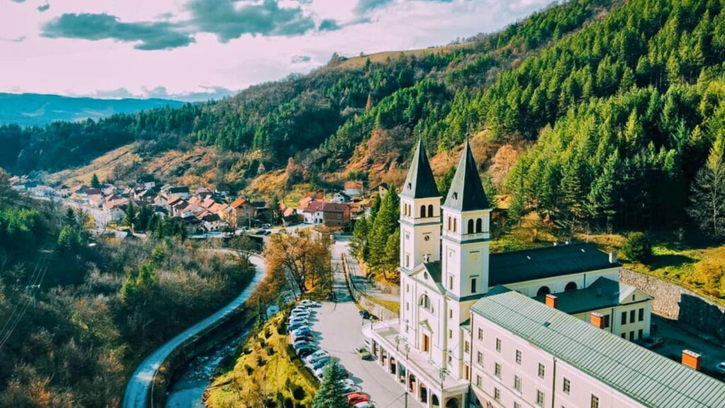 Pogled iz zraka na Kraljevu Sutjesku i franjevački samostan uz crkvu sv. Ivana Krstitelja