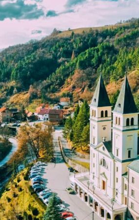 Pogled iz zraka na Kraljevu Sutjesku i franjevački samostan uz crkvu sv. Ivana Krstitelja