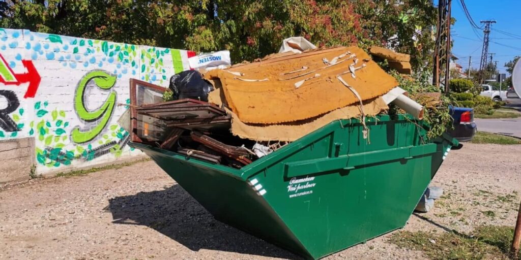 Krupni otpad i odbačeni namještaj u zelenom kontejneru