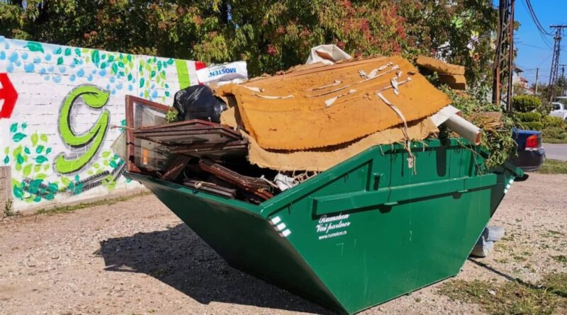 Krupni otpad i odbačeni namještaj u zelenom kontejneru