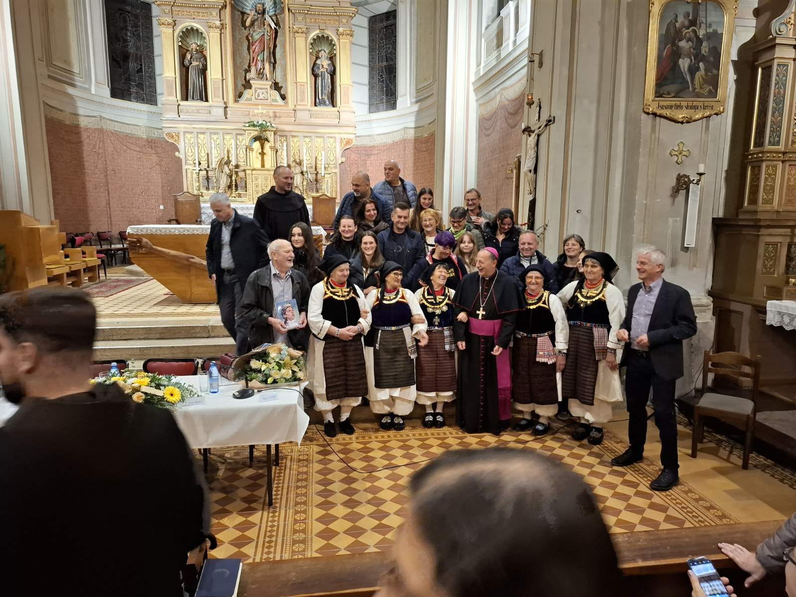 Zajednička fotografija sudionika susreta u samostanskoj crkvi u Kraljevoj Sutjesci