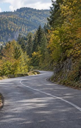 Ilustrativni prikaz seoske ceste u sutješkom kraju